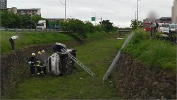 驚！宜蘭70歲婦開車暴衝 先撞車後衝出3米深橋外