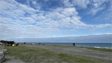 台東海岸邊壯觀「層積雲」 如海嘯占據一半天空