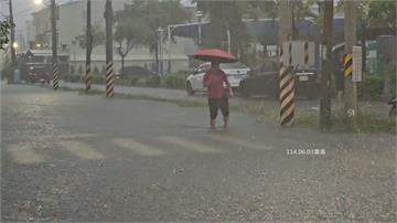 台南南區灣裡昨強降雨半小時「水淹小腿肚」 臨時擋...