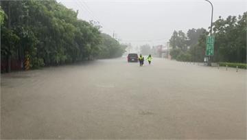 高雄美濃降大豪雨！ 部分路段「水淹小腿肚」、車卡...