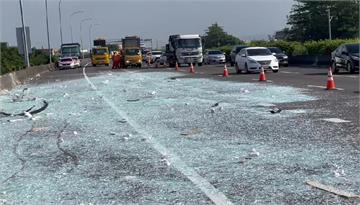 大貨車爆胎失控撞護欄　碎玻璃噴滿國道