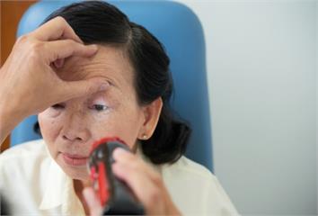 近視雷射害老花更嚴重？眼科醫說實話  真正元凶很...