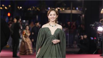金馬62／陳意涵紅毯秀香肩美背 受訪喊話老公：想...
