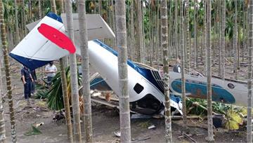 屏東輕航機迫降「倒插」檳榔園　機上2人擦挫傷送醫