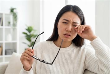 眼睛乾到睜不開！醫揭「3大元凶」 超過8成的人都中招