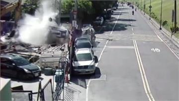 五股捷運工地吊車翻覆砸2車驚悚畫面曝光！水塔也砸...
