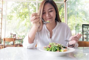 「這5蔬菜」生吃營養翻倍！專家點名：煮過反而可惜...