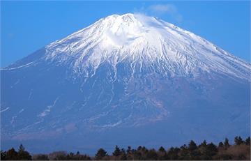 富士山降今年初雪 「初冠雪」戴白帽遊客朝聖