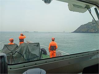 中國籍漁船金門海域翻覆6落海 已救起4人「2生還...