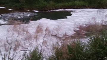 才發生油污染！基隆河上游變「泡泡河」 八堵抽水站...