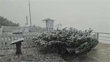 大陸冷氣團+水氣足 玉山北峰清晨降雪了！