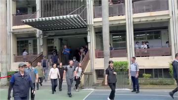 蔡英文現身建安國小完成公投投票 神情輕鬆跟現場民...