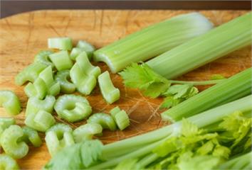 芹菜買太多怎麼放？  專家教「3招保存」不萎縮、...