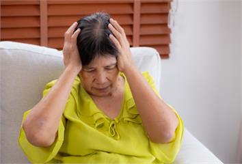 常說「那個」、「然後」恐是失智前兆！ 這5種說話...