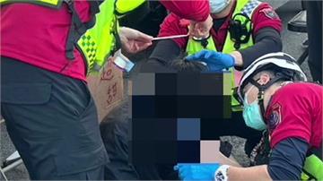 屏東男遭寵物蛇纏住脖子跌倒濺血！ 民眾目睹急報案