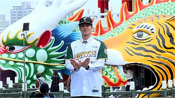 黃子鵬加盟台鋼雄鷹！回故鄉辦儀式見到爸媽哭了 淚...