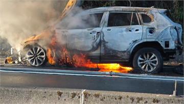 南港火燒車驚魂！ 開到一半「故障燈亮」竄火舌 