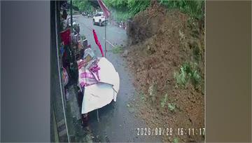 高雄小港松富街擋土牆崩落驚悚畫面曝 壓毀多部機車
