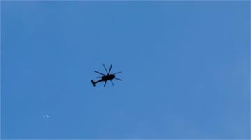 國慶空中操演 黑鷹直升機飛越總統府