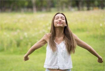 中醫師授「夏季養心2手部動作」  晨起、睡前做都...