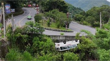 合歡山賞花中巴翻邊坡16人送醫 駕駛被抓出「沒有...