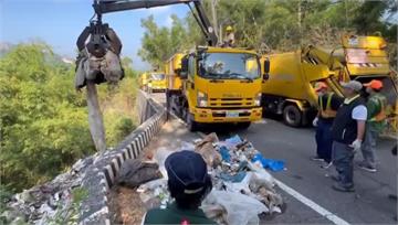 高雄月世界山坡遭濫倒 數十噸垃圾疑來自「台南」