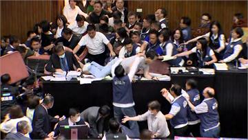 立法院大亂鬥登外媒！路透社：台灣是暴躁的民主國家