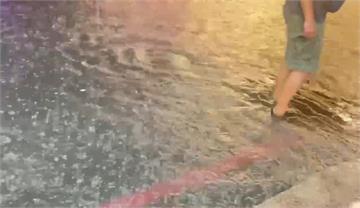 以為颱風已經來了！台中晚間大雷雨「像用倒的」 水...