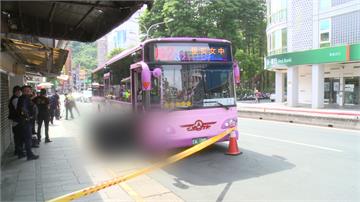 北市公車撞行人！8旬婦走進「視線死角」 捲車底拖...