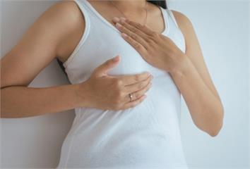 乳房健康自我檢查必學技巧 避免漏掉腋下與硬塊警訊