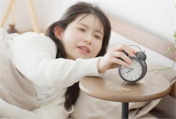 很多人一醒就做錯！專家警告「起床後做這些事」超害...