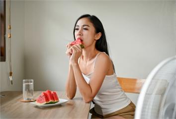 西瓜一天能吃多少？吃太多會怎樣？營養師揭曉答案 ...