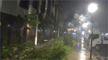 颶風費歐納增強登陸多明尼加 狂風吹倒電桿、屋頂被...