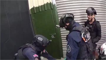 閒置蘭花溫室囚禁「豬仔」 雲檢警荷槍實彈攻堅搶救