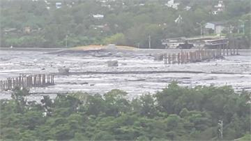 馬太鞍溪新堰塞湖13：30提前溢流 泥水狂灌畫面曝