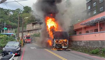 濃煙從對面山頭可見！九份遊覽車驚傳火燒車 旅客全...