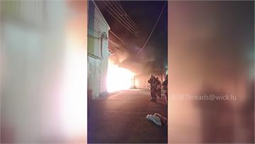 鐵皮屋堆回收雜物起火 橘紅火光、濃煙猛竄「消防員...