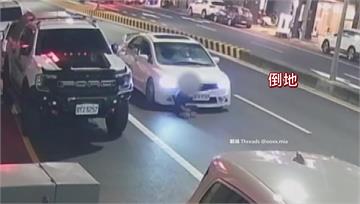 想碰瓷？！ 醉女蹲車道中央 看到車來就飛撲