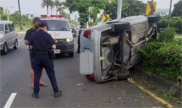 驚險! 62歲嬤開車載孫女 遭追撞翻車卡分隔島