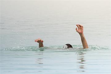 英勇！媽媽泳池中癲癇發作 10歲童跳下水救人
