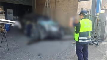 高雄轎車撞4機車後衝進工廠 駕駛包包搜出「喪屍煙...