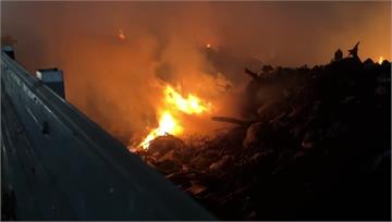 路竹垃圾回收場竄惡火 警消馳援灌救