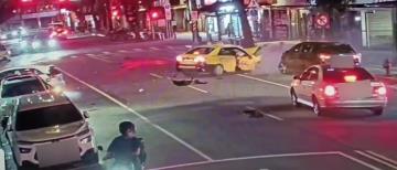 南機場夜市旁驚悚車禍 計程車「闖燈逆撞」釀5車受...