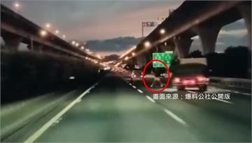 來不及拿警示牌！男子國道上猛跳揮手 貨車急閃翻多...