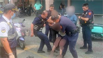 高雄小港怪男持劍追趕陌生女子 遭警壓制就醫