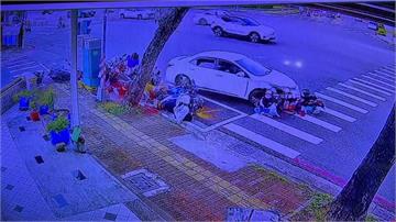 高雄7旬翁如「打保齡球」暴衝撞機車待轉區 車禍釀...