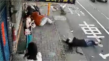騎士遭撞噴飛「橫掃3路人」 公車站牌也撞斷
