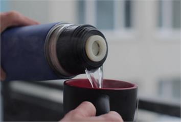 男子喝咖啡喝到鉛中毒！醫警告「這種保溫瓶」最危險...