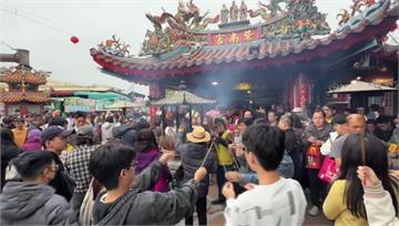 初一走春求財運！紫南宮擠滿借還發財金人潮 廟方估...