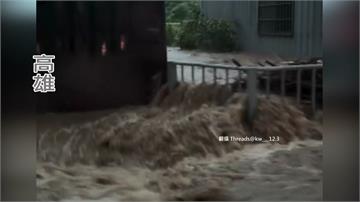 雨彈狂炸南台灣！馬路泥流變瀑布 水深近輪胎高